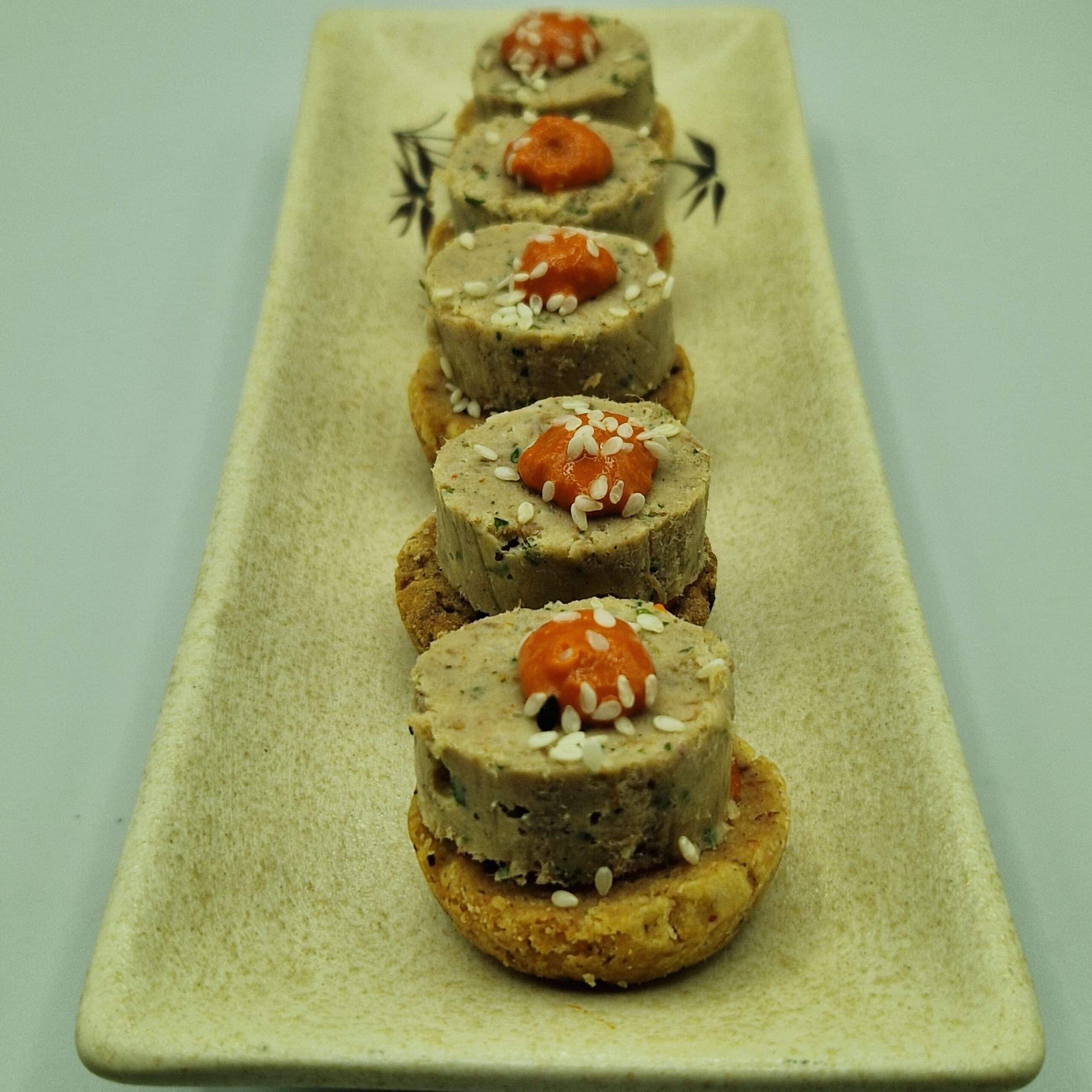Cookie oignon frit, dôme canard et gel Piquillos
